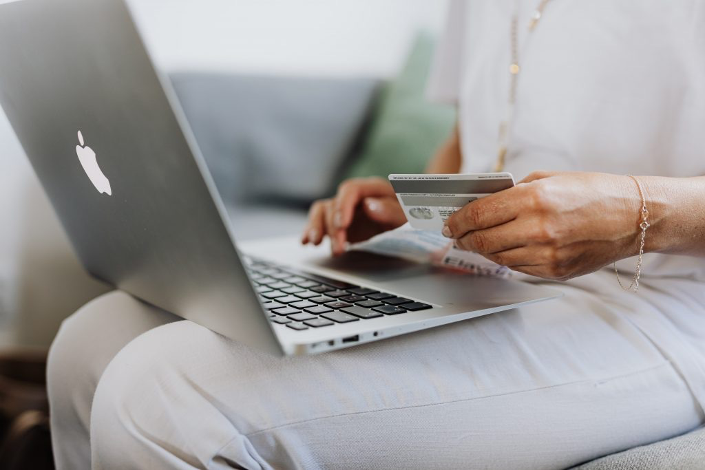 Lab diamond financing. The pros and cons of financing jewelry with a credit card.