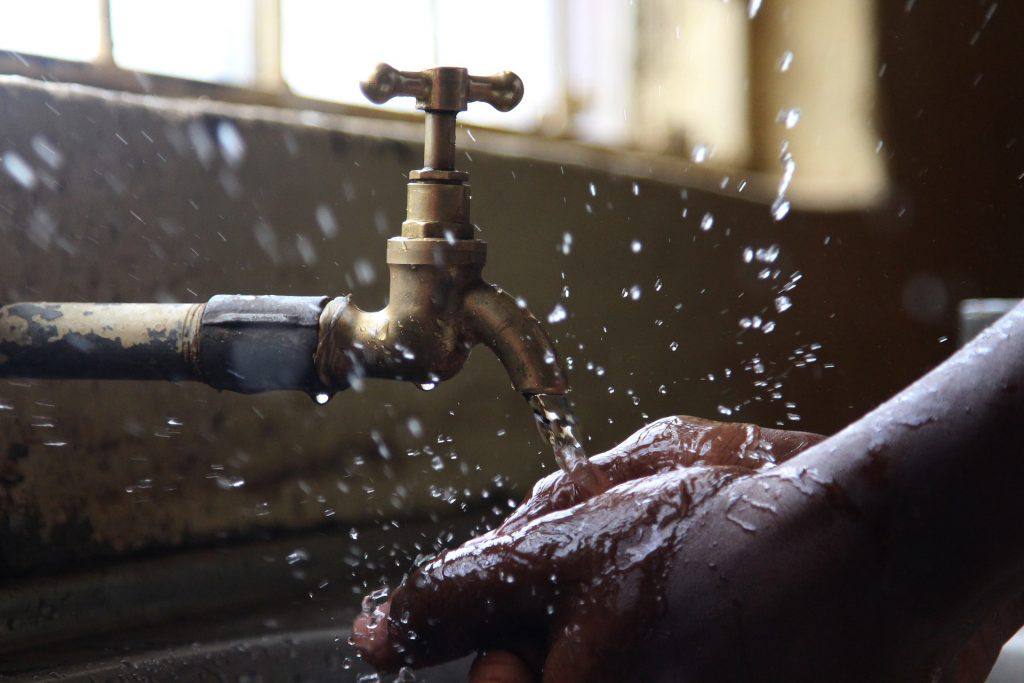 Water use and local pollution are important parts of the diamond-origin comparison.