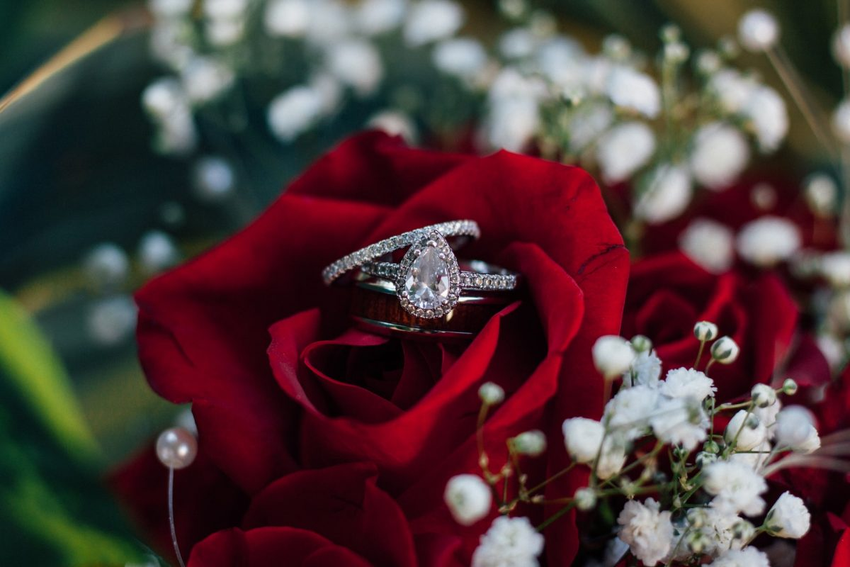 Pear-shaped lab-grown diamond engagement ring
